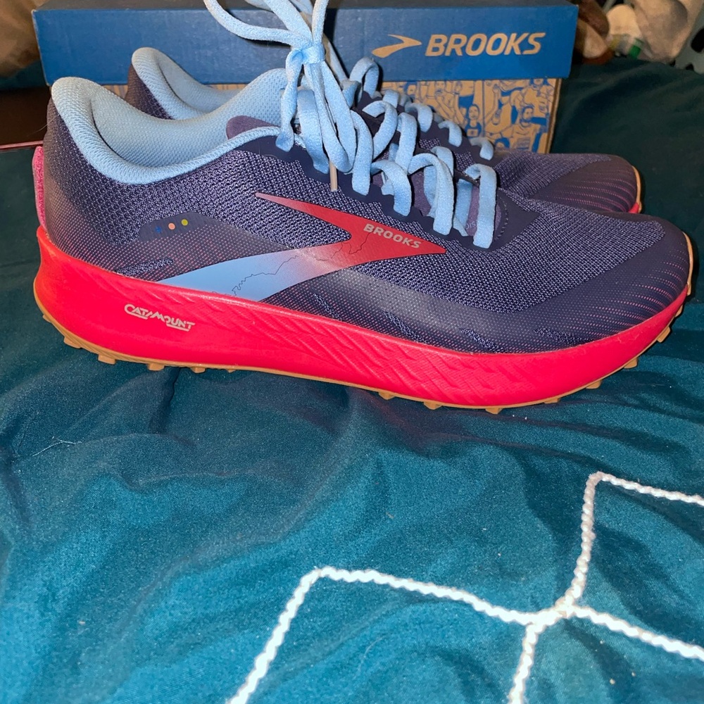 NIB BROOKS RUNNING SHOES